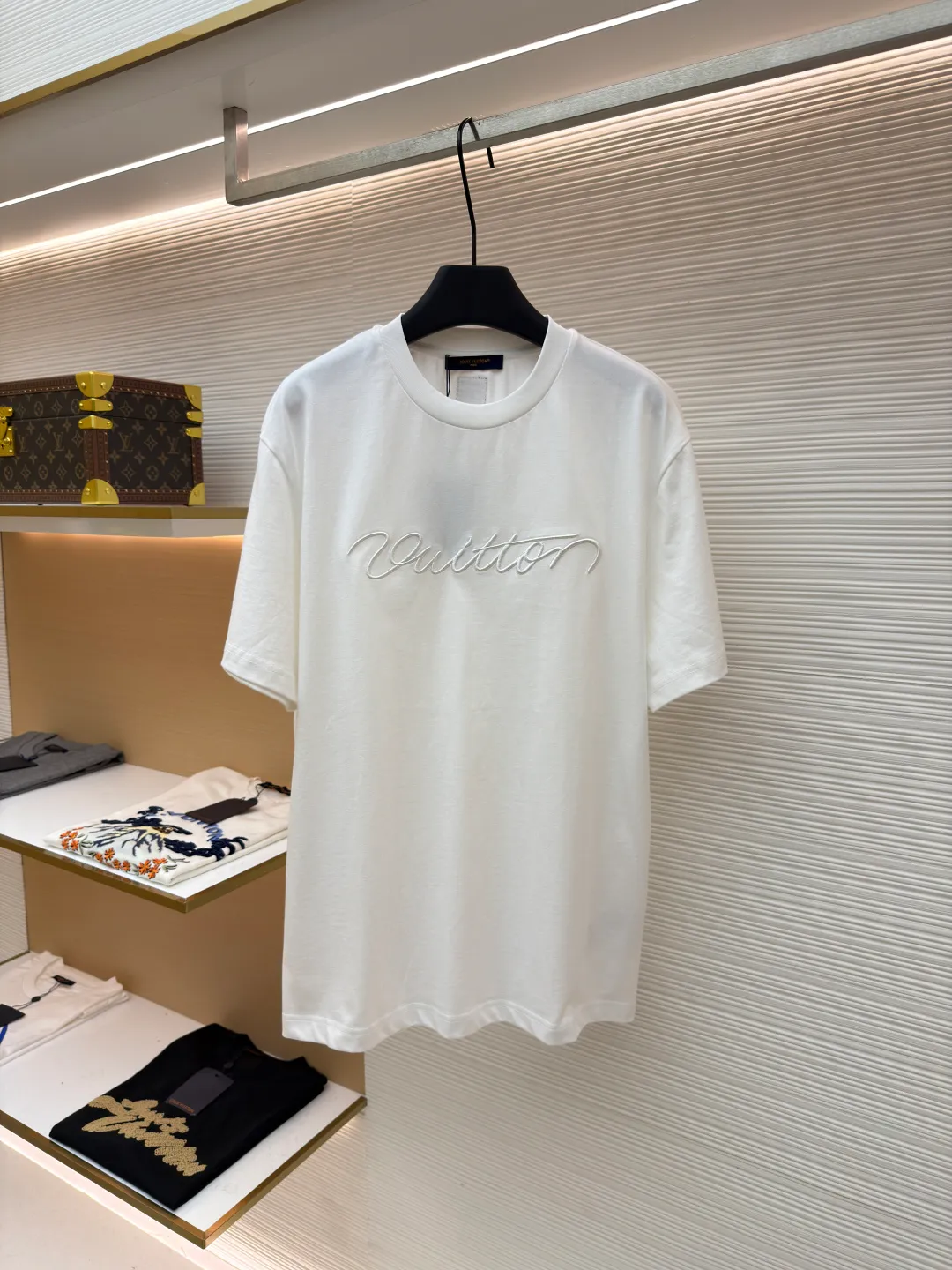 LOUIS VUITTON round neck short sleeves with hand-printed embroidery ●Original version: Purchased and developed at 9749 ●Item number: 1681489-X95 ●Material: long-staple cotton ●Technology: embroidery production ●Color: white ●Type: fitted version ●Weight: about 285 grams ●Size: S-M-L-XL ●Description: This Louis Vuitton women's short-sleeved T-shirt is exquisitely crafted. The fabric is made of high-count combed cotton and has been treated with mercerization. It feels soft and skin-friendly and has a high-grade luster. The brand logo on the chest adopts three-dimensional embroidery technology. The embroidery thread is specially dyed and reinforced. During the embroidery process, precise computer positioning and manual trimming are combined to make the letters smooth and three-dimensional and full of texture. The ribbing technology on the neckline has been woven and shaped many times to fit the neck and not be easily deformed. The body adopts seamless splicing technology to reduce friction and improve wearing comfort. From fabric selection to detailed embroidery, every craftsmanship demonstrates the brand's exquisite control of simple items. The overall wiring is straight and delicate, the fabric is comfortable and soft, and the color is consistent without color difference. It can be matched with the same style to create a fashionable look and control various occasions. Customized accessories, complete with three standards, same style for men and women!